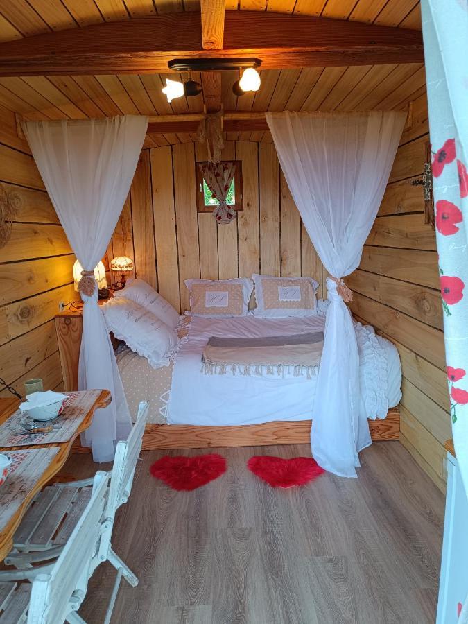 Roulotte O Reves Atypiques Hotel Bouce  Bagian luar foto